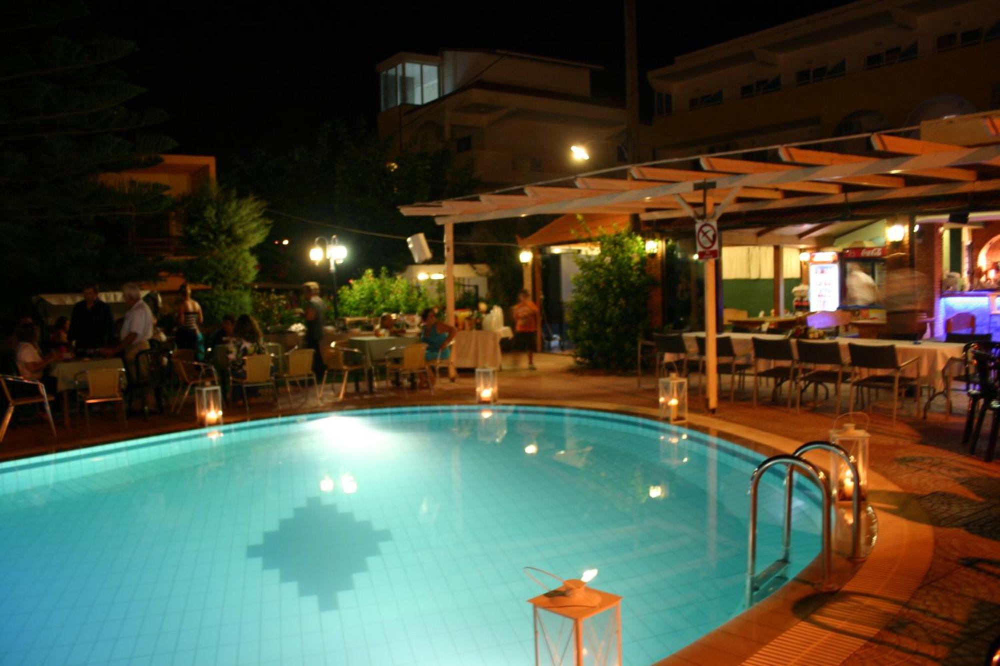 Lyristis Dinos Studios & Apartments Фалираки Екстериор снимка