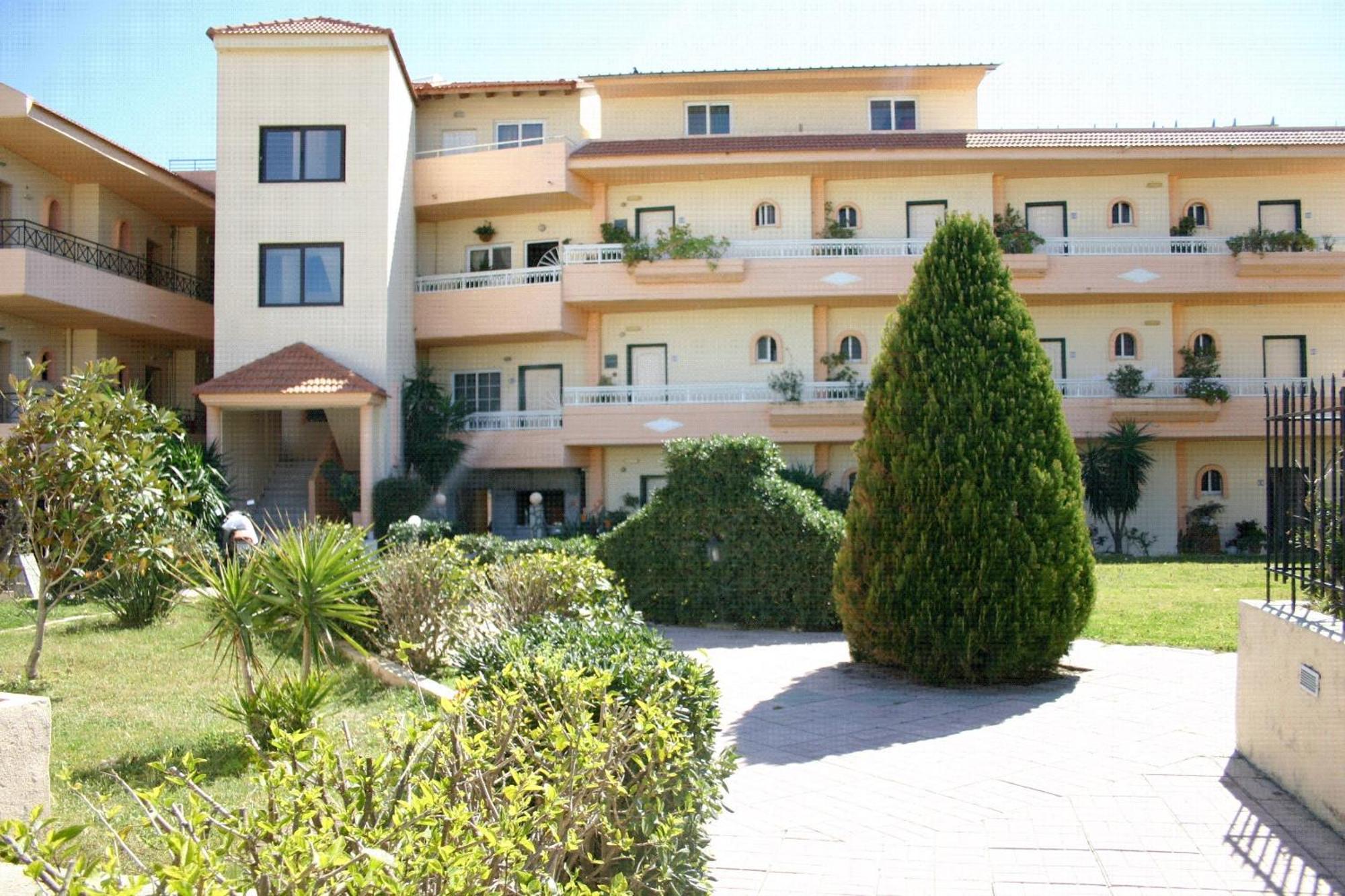 Lyristis Dinos Studios & Apartments Фалираки Екстериор снимка
