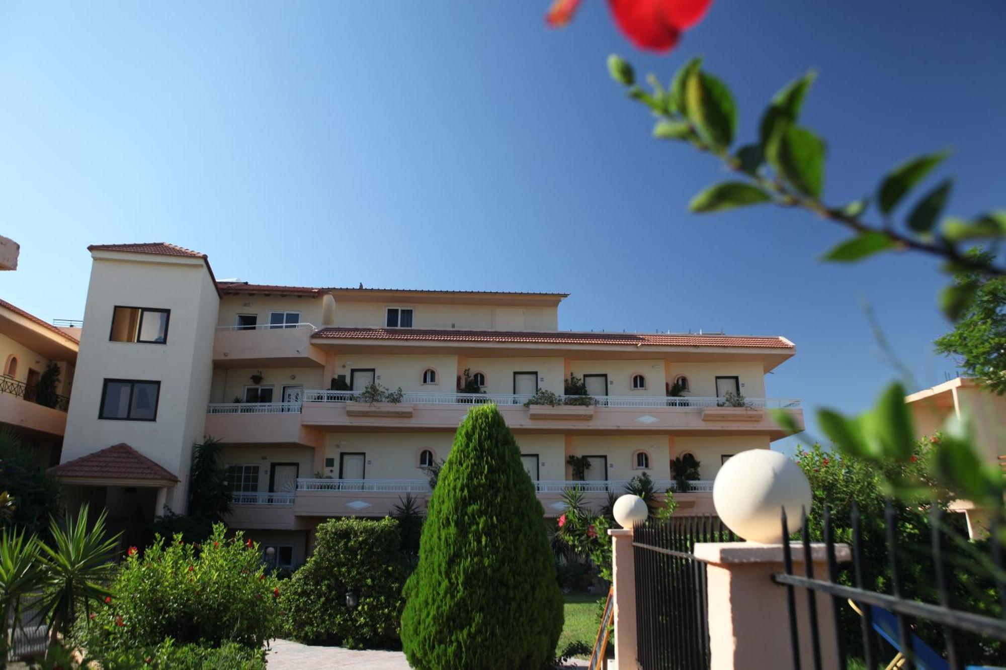 Lyristis Dinos Studios & Apartments Фалираки Екстериор снимка