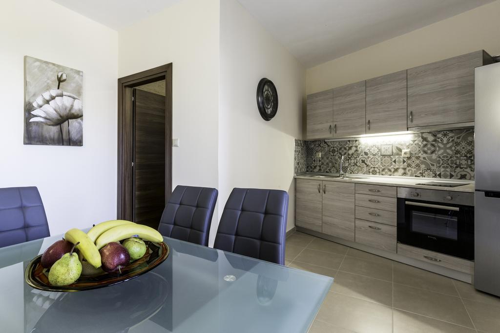 Lyristis Dinos Studios & Apartments Фалираки Екстериор снимка