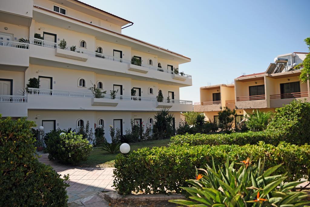 Lyristis Dinos Studios & Apartments Фалираки Екстериор снимка