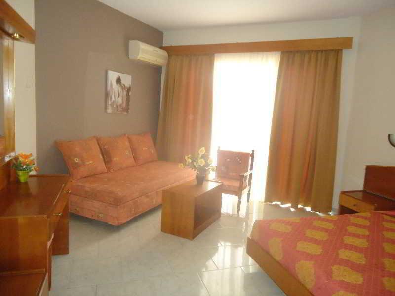 Lyristis Dinos Studios & Apartments Фалираки Екстериор снимка