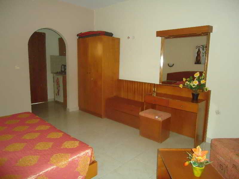 Lyristis Dinos Studios & Apartments Фалираки Екстериор снимка