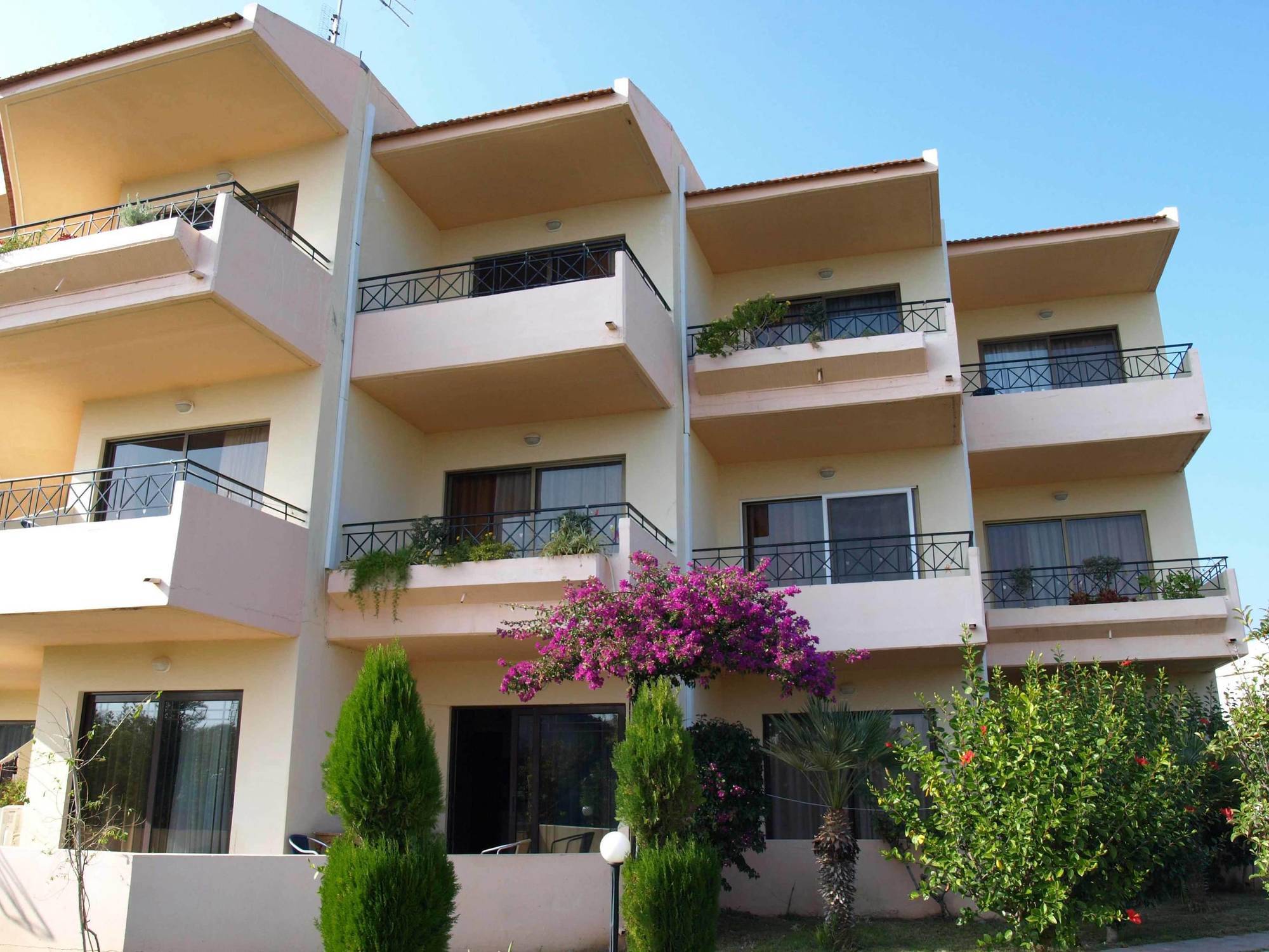 Lyristis Dinos Studios & Apartments Фалираки Екстериор снимка
