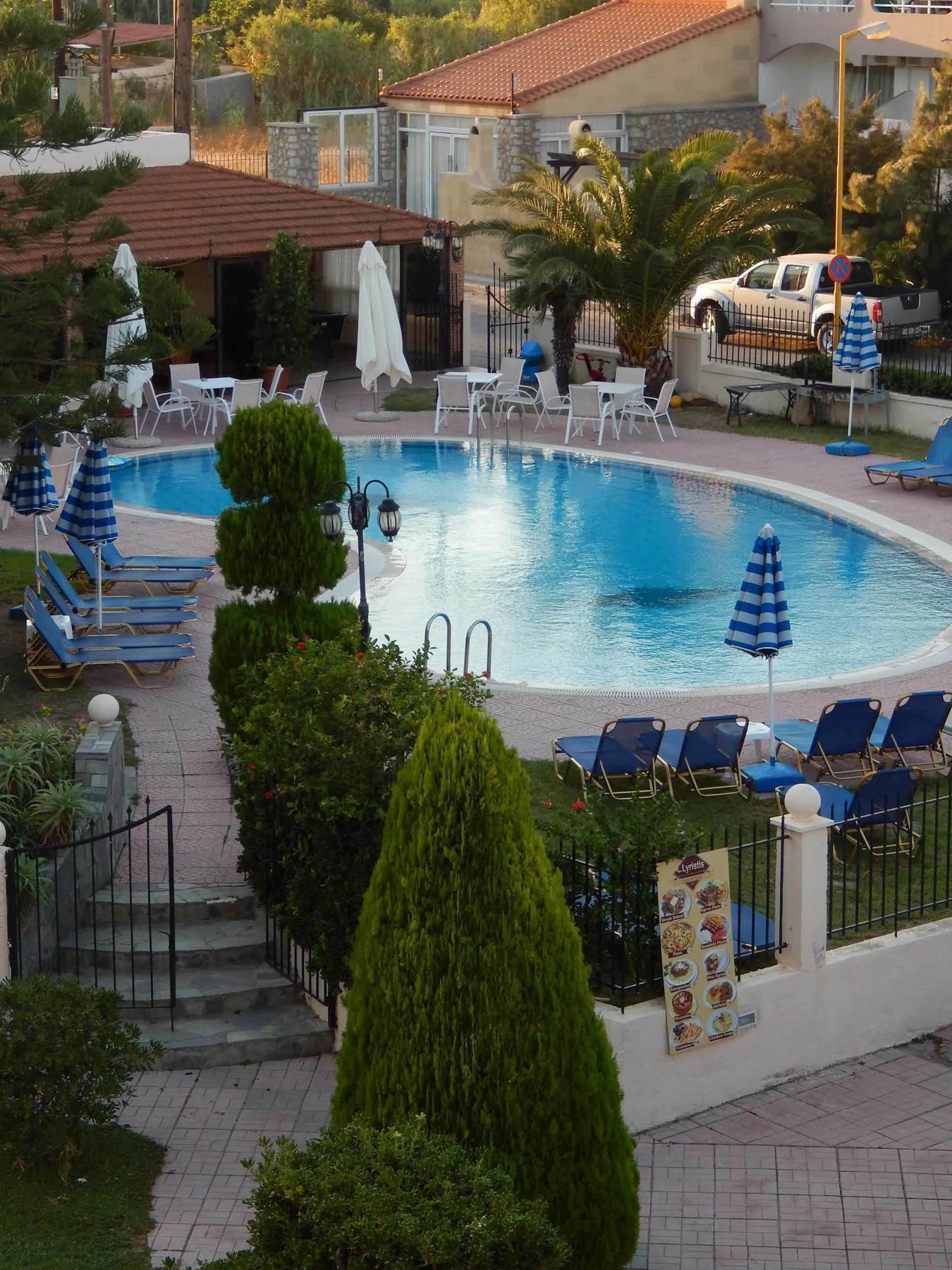 Lyristis Dinos Studios & Apartments Фалираки Екстериор снимка