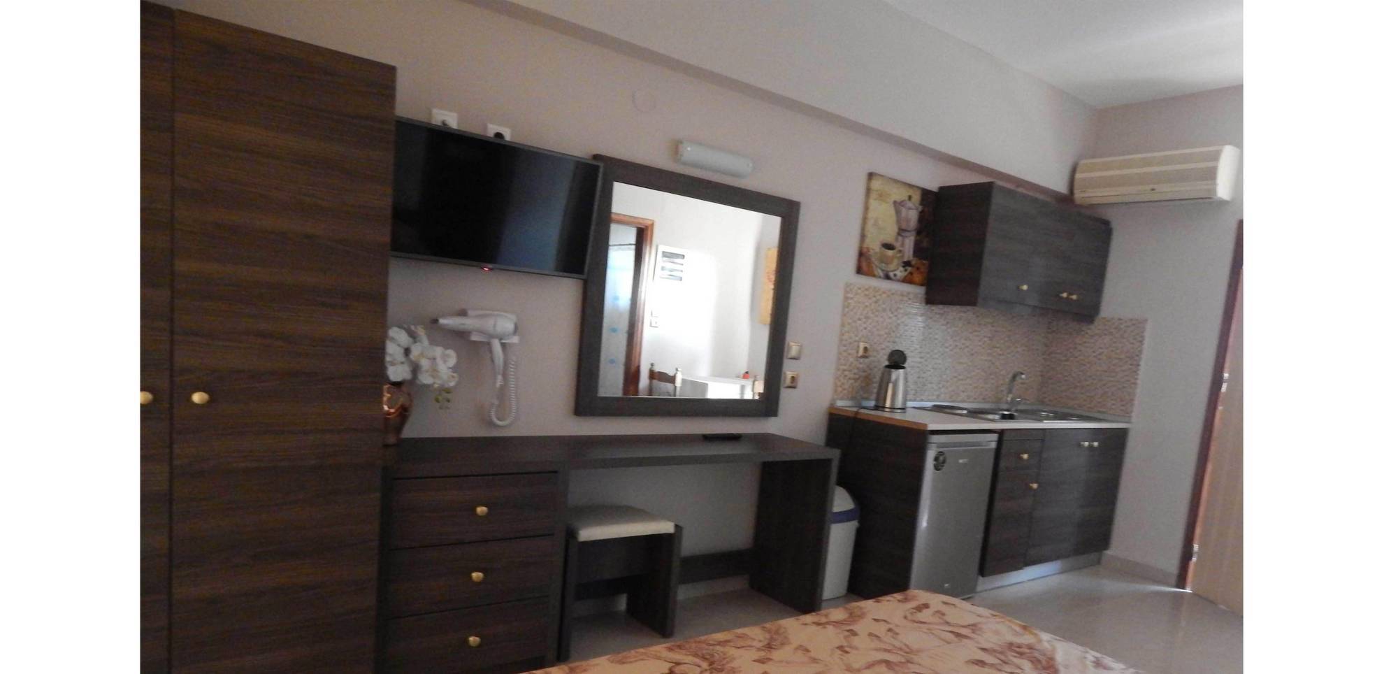 Lyristis Dinos Studios & Apartments Фалираки Екстериор снимка