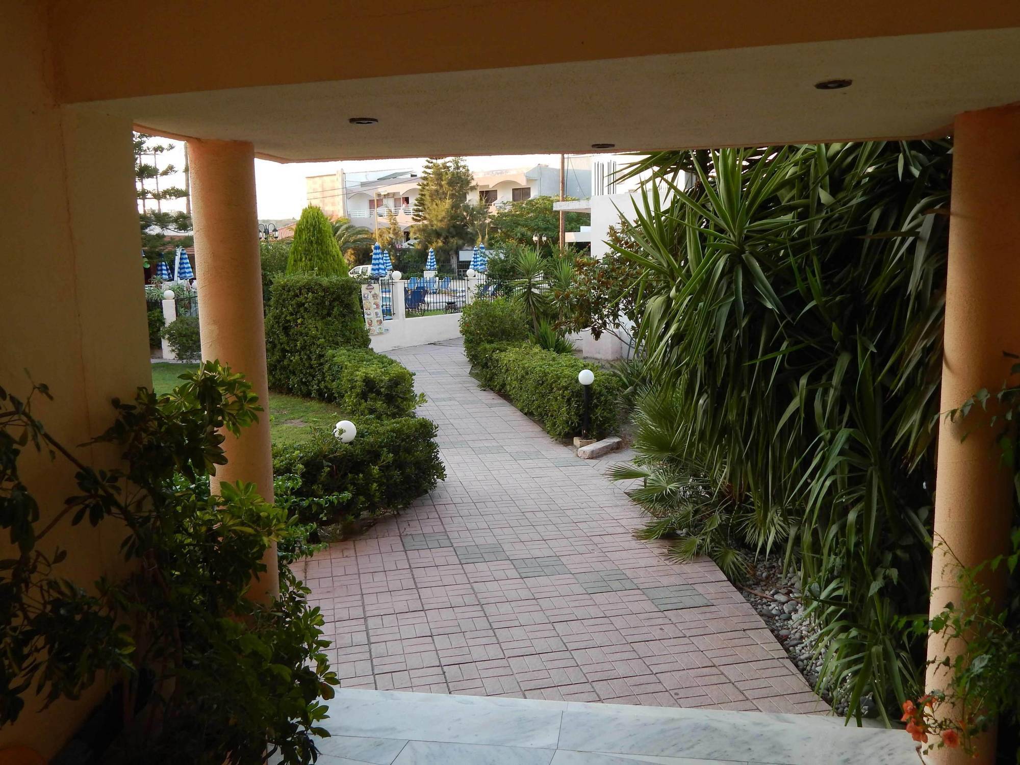 Lyristis Dinos Studios & Apartments Фалираки Екстериор снимка
