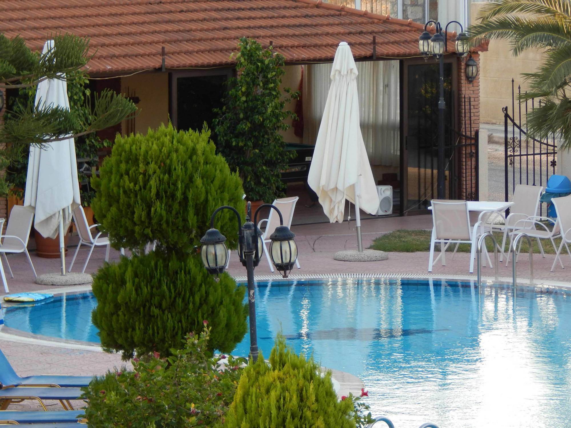 Lyristis Dinos Studios & Apartments Фалираки Екстериор снимка