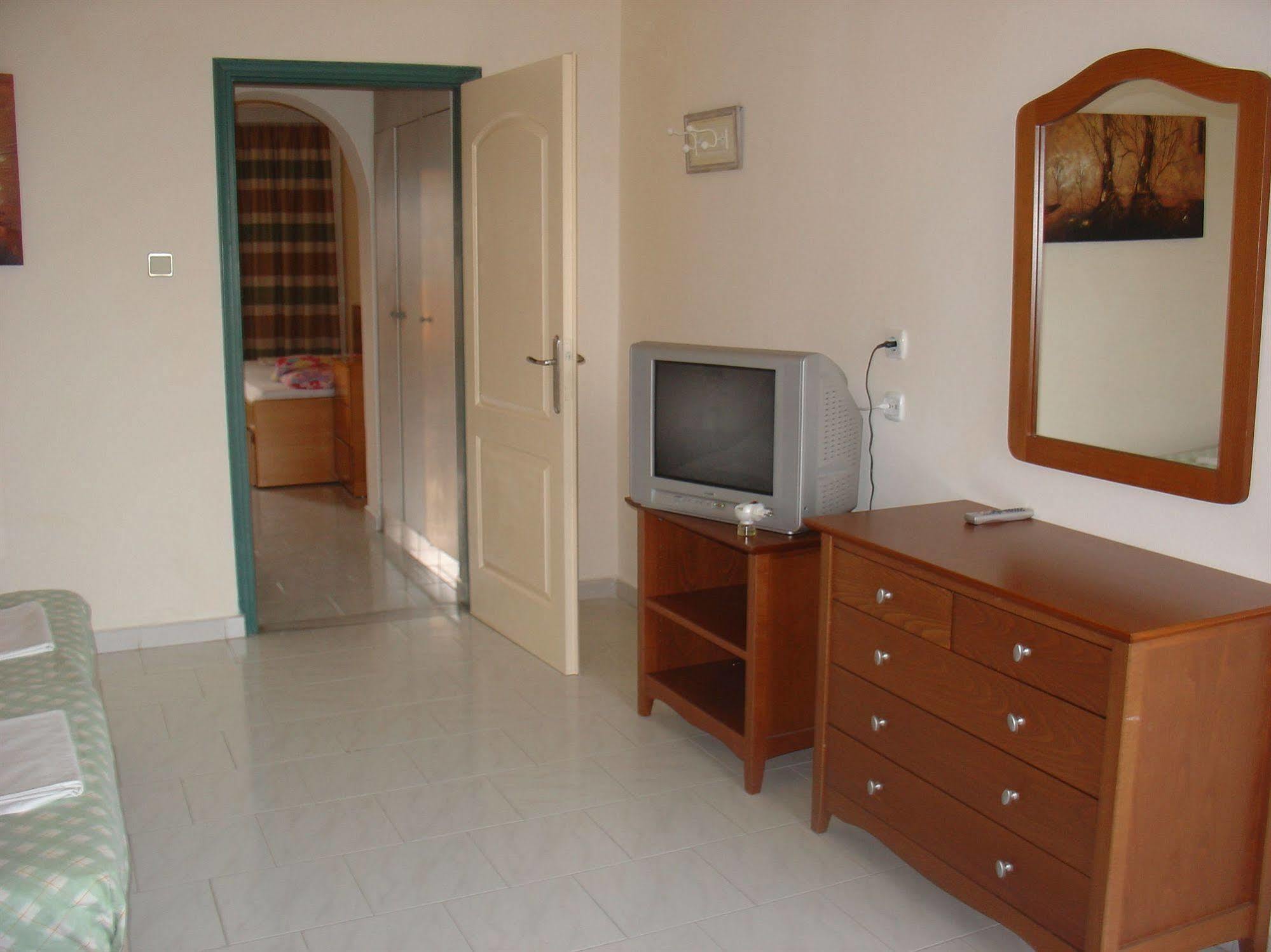 Lyristis Dinos Studios & Apartments Фалираки Екстериор снимка