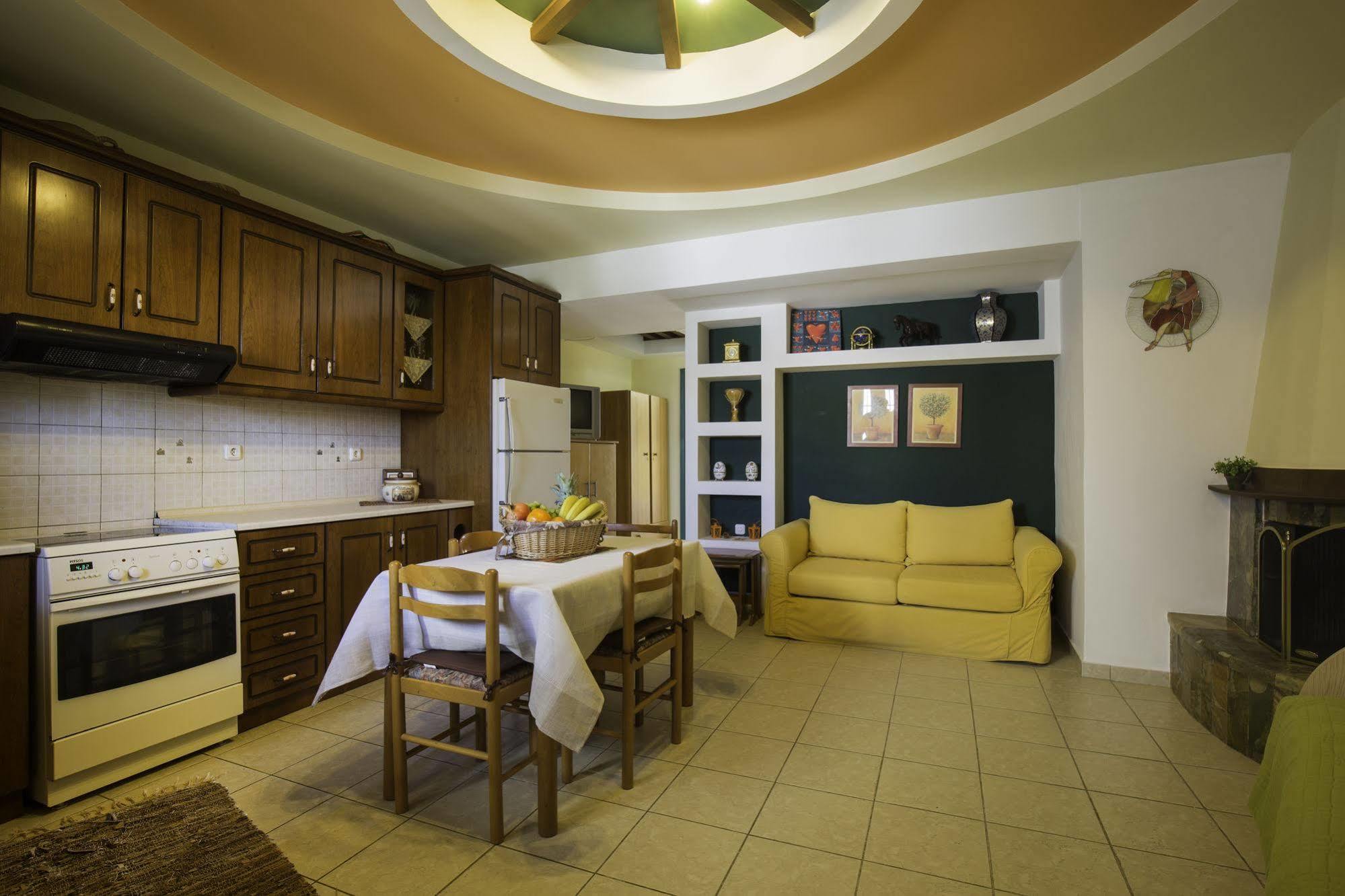 Lyristis Dinos Studios & Apartments Фалираки Екстериор снимка