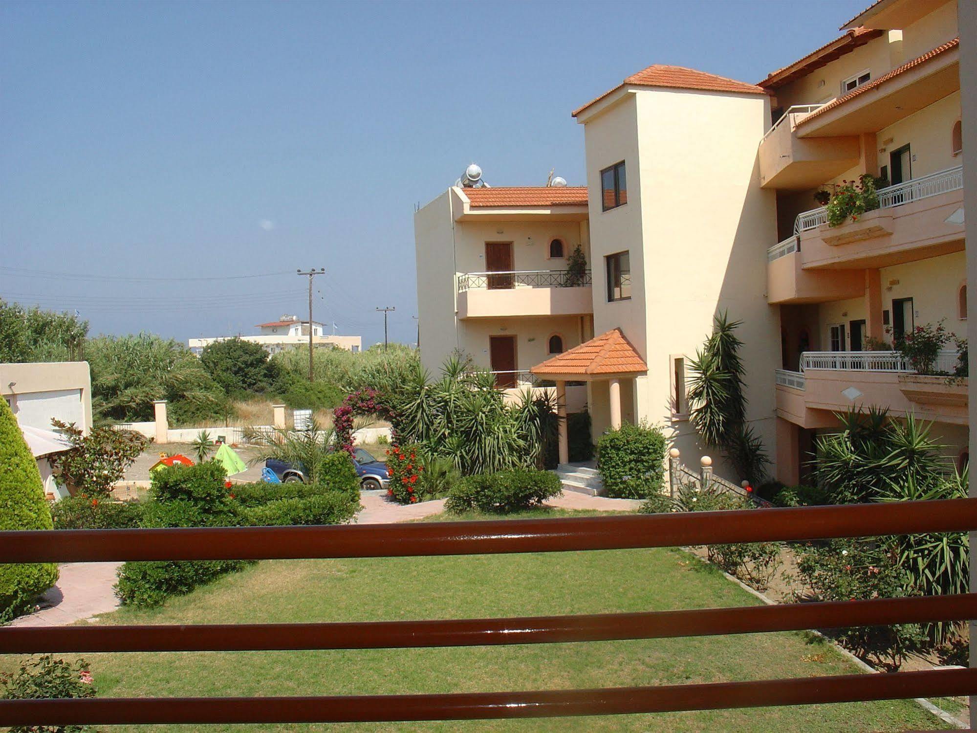 Lyristis Dinos Studios & Apartments Фалираки Екстериор снимка