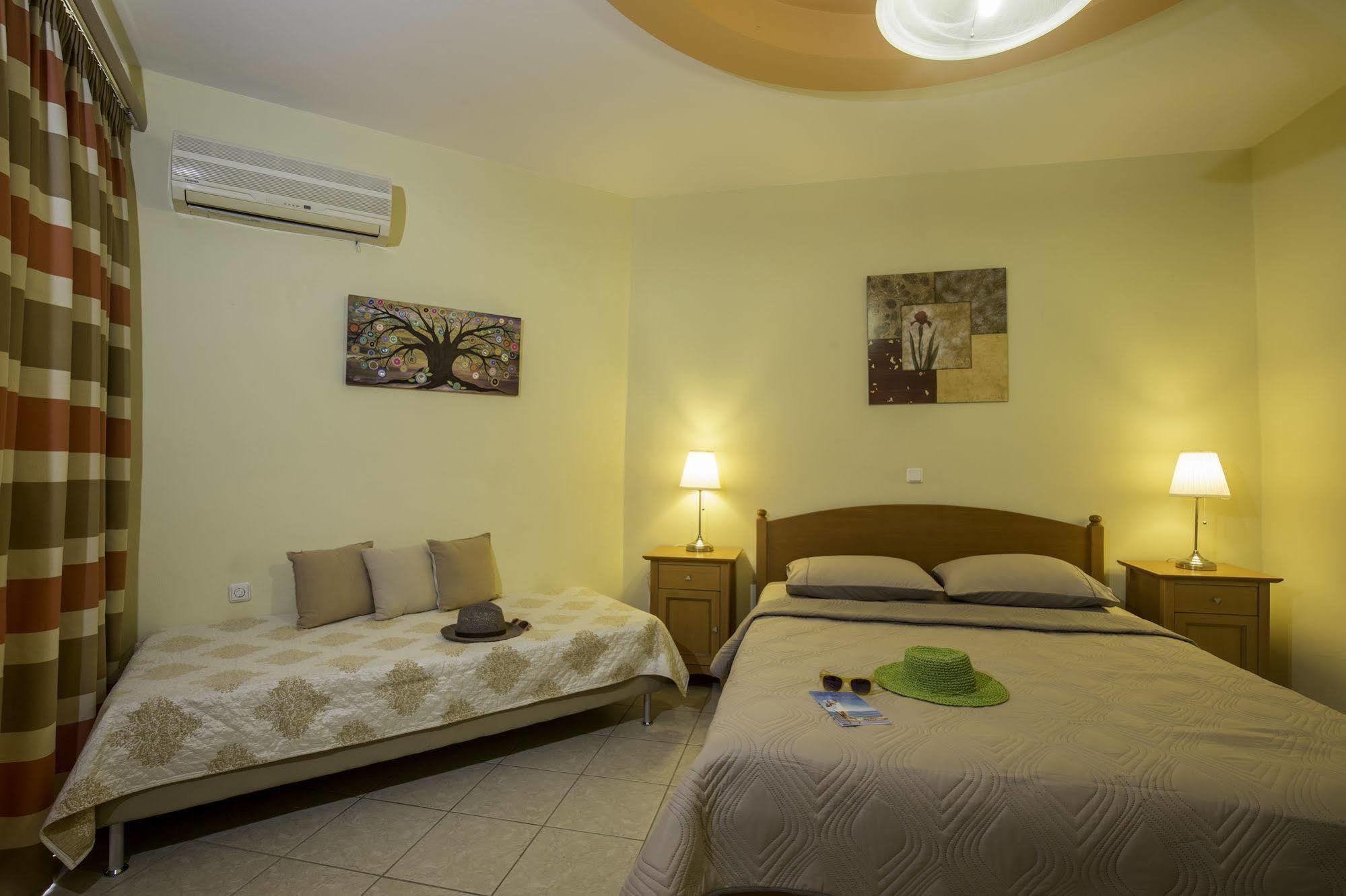 Lyristis Dinos Studios & Apartments Фалираки Екстериор снимка