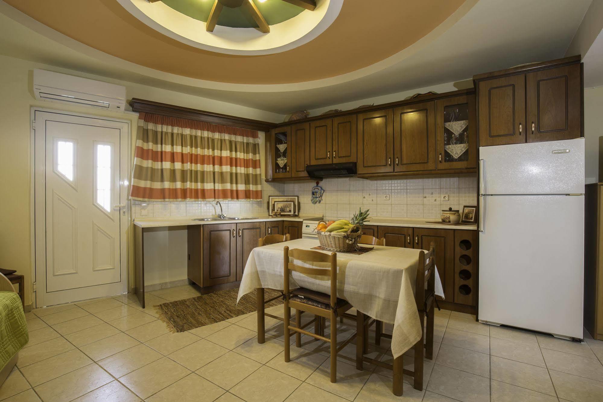 Lyristis Dinos Studios & Apartments Фалираки Екстериор снимка