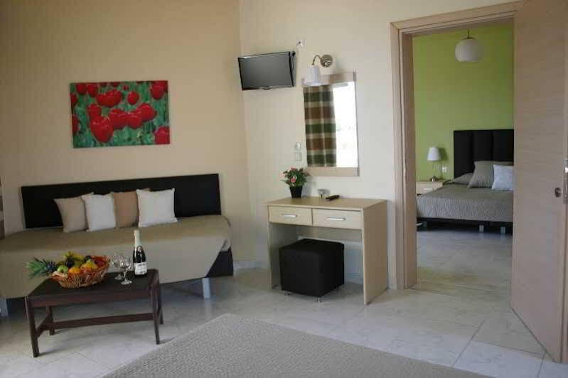 Lyristis Dinos Studios & Apartments Фалираки Екстериор снимка